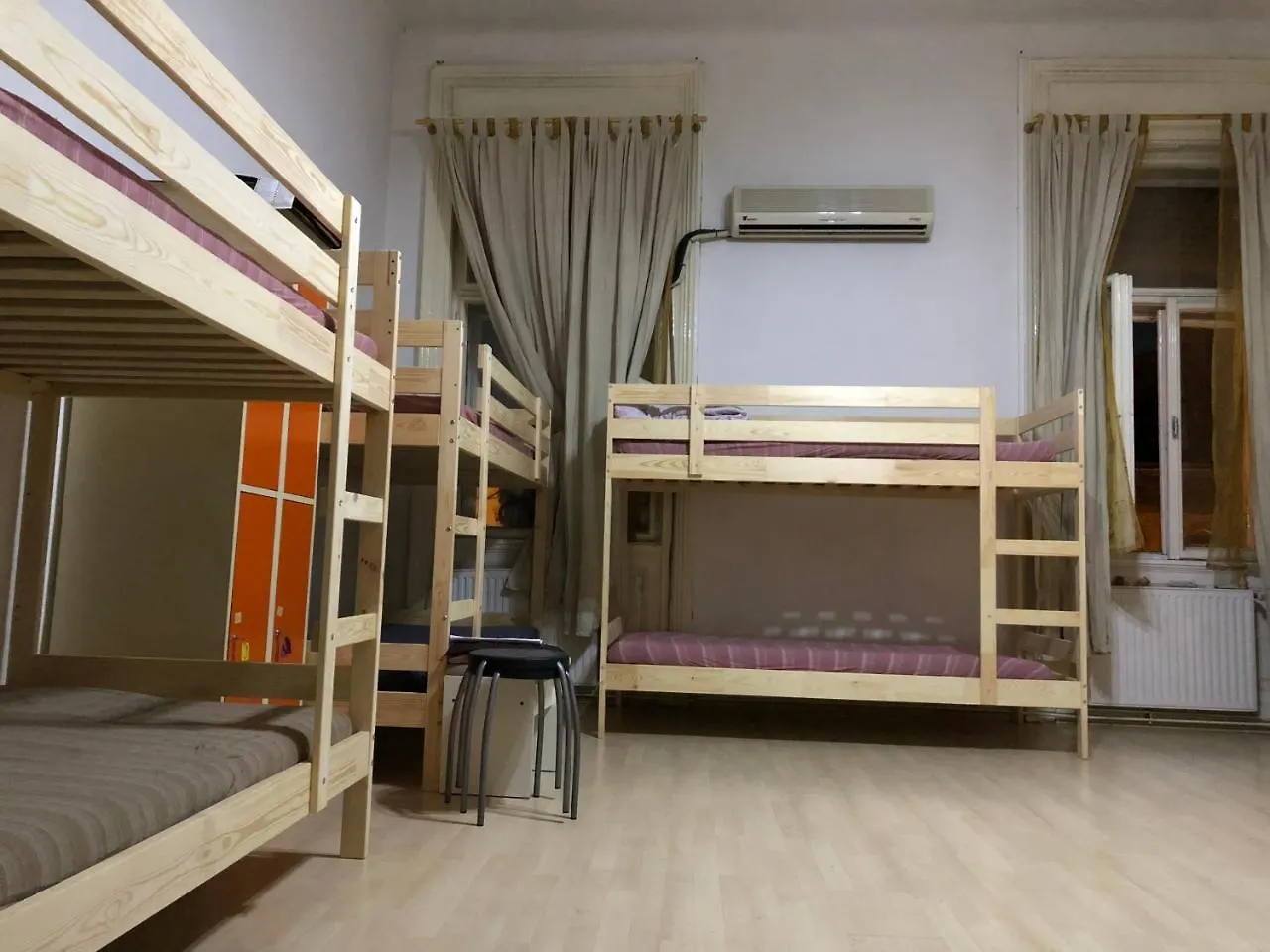 Baraka Hostel Budapest Hungría